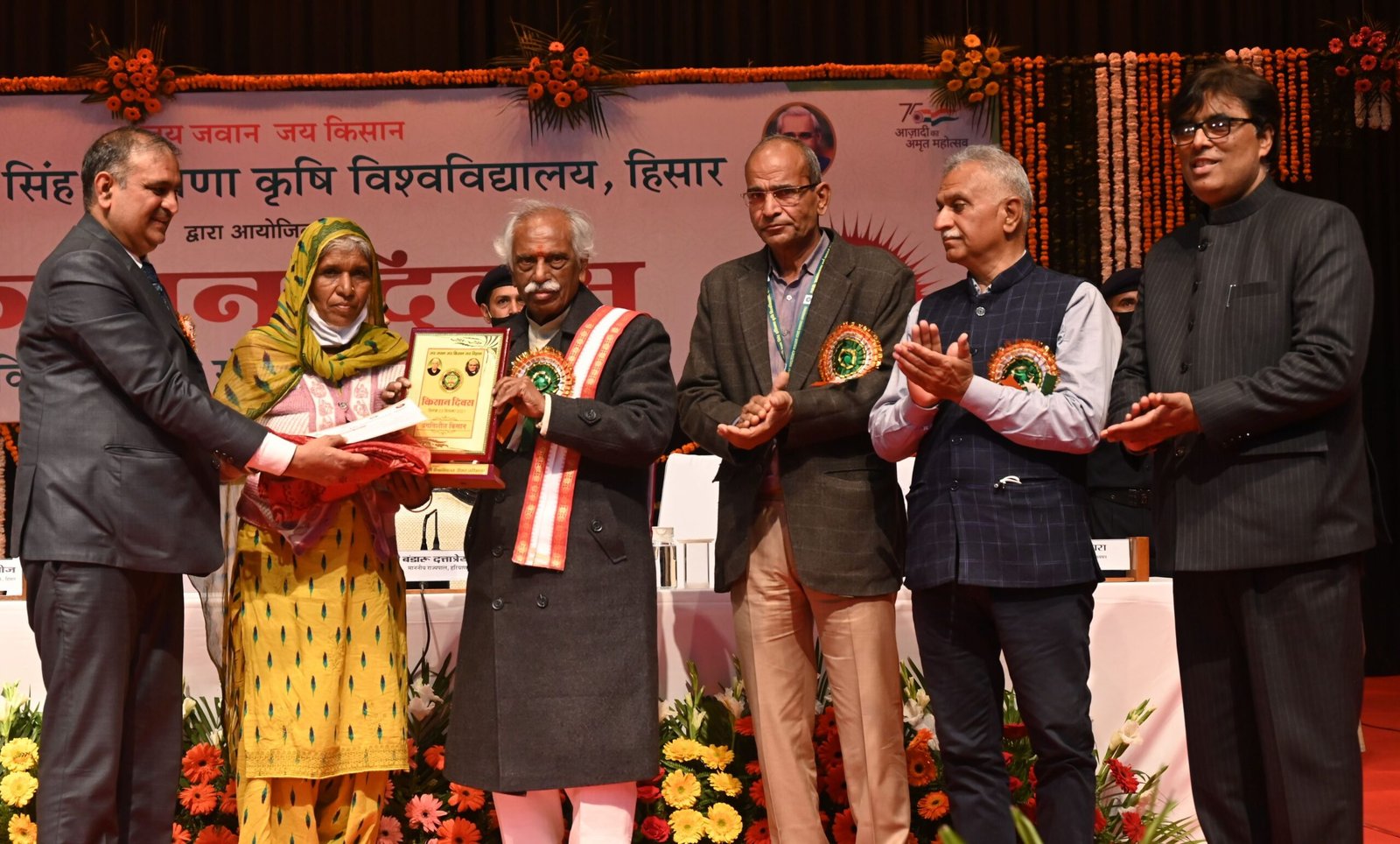 अनपढ़ से बीकॉम तक पढ़ीं महिला किसान संभाल रहीं खेती