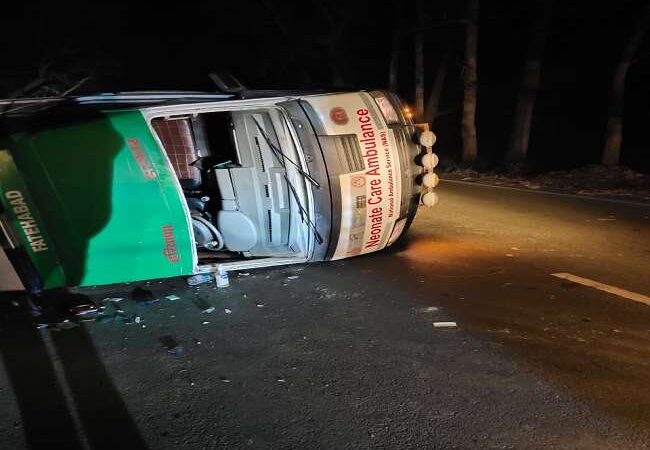 फतेहाबाद : अनाथ बच्चे को पंचकूला छोड़कर लौट रही एम्बुलेंस पलटी, चार कर्मचारी घायल