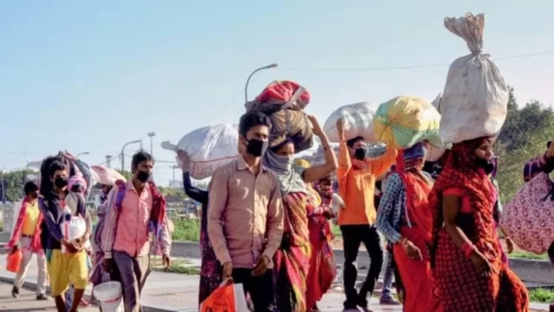 लॉकडाउन के डर से प्रवासी श्रमिकों का पलायन शुरू, काम न मिलने से बढ़ रही परेशानी