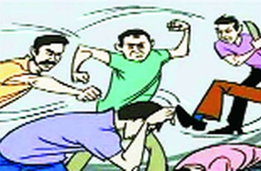 बेटे के मारपीट में बचाने गयी माँ ,तो माँ को भी पीटा –