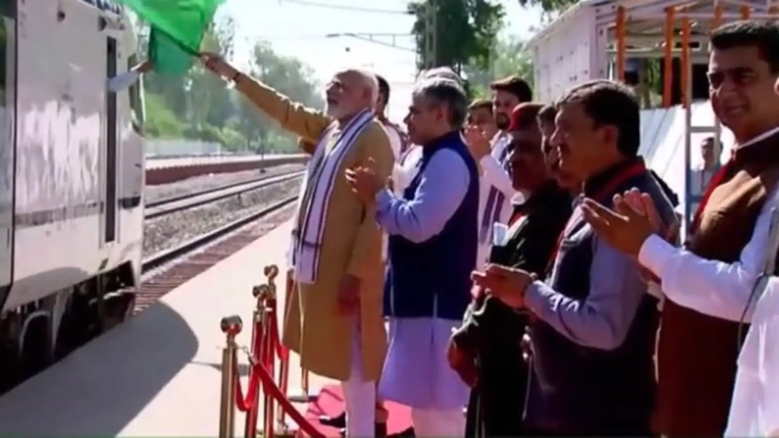 हरियाणा : देश को मिली चौथी वन्दे भारत ,नरेंद्र मोदी ने दिखाई हरी झंडी –