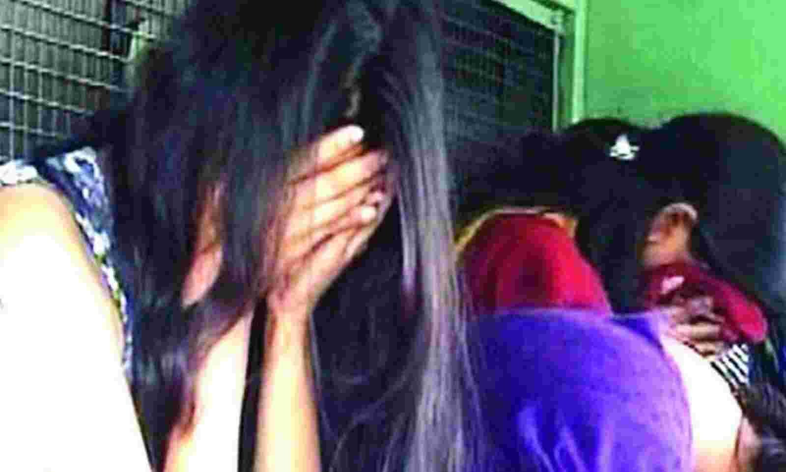 पुलिस वालो ने किया जिसमफरोशी के धंदे का पर्दाफाश ,घर मे चल रहा था रैकेट –