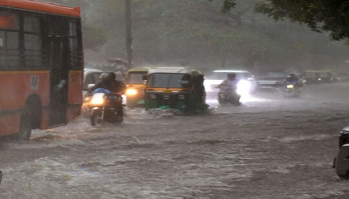 दिल्ली : बारिश के कारण आज सभी स्कूल बंद,