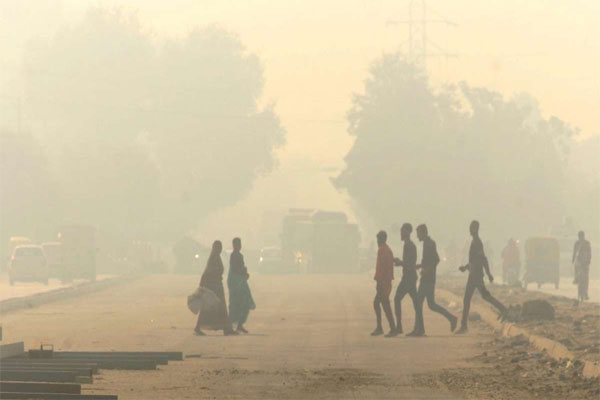 दिल्लीवासियों पर प्रदूषण की मार, आसमान में छाई धुंध –