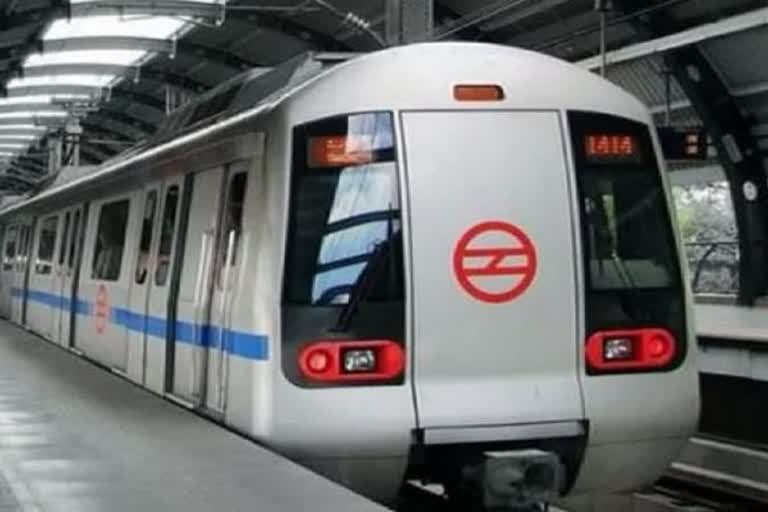 दिल्ली : पालम मेट्रो में चढ़ने से पहले ही बंद हो गया गेट, साड़ी फंसने से महिला गिरी –