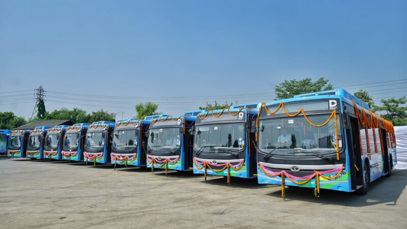 LG और सीएम केजरीवाल ने एक साथ 350 इलेक्ट्रिक बसों को दिखाई हरी झंडी –