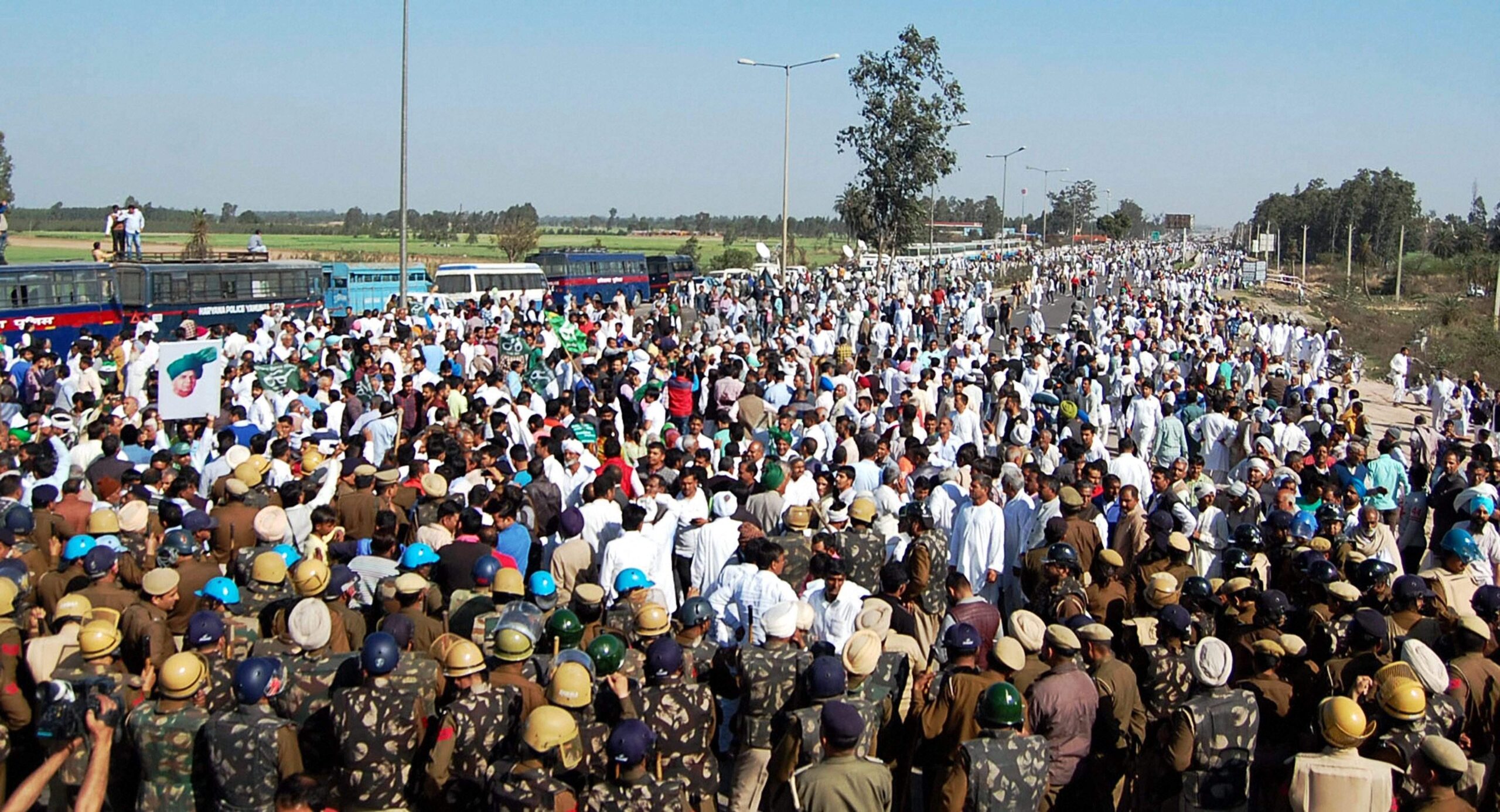 हरियाणा : अंबाला में शंभू बॉर्डर पर सर्विस रोड बंद, डिवाइडर ब्लॉक लगाए –